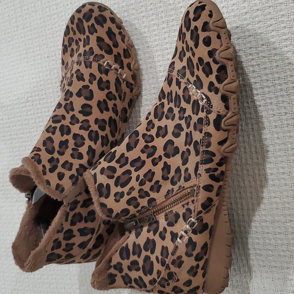 SKECHERS Animal Print size 8 booties. - Picture 2 of 4